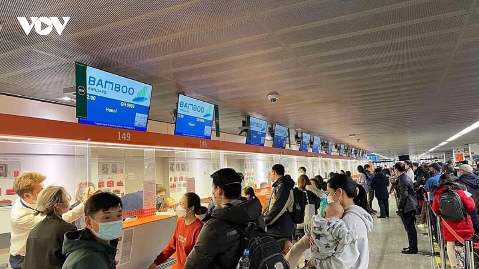 Chuyến bay chở 300 công dân sơ tán từ Ukraine sang Ba Lan về nước đã hạ cánh an toàn