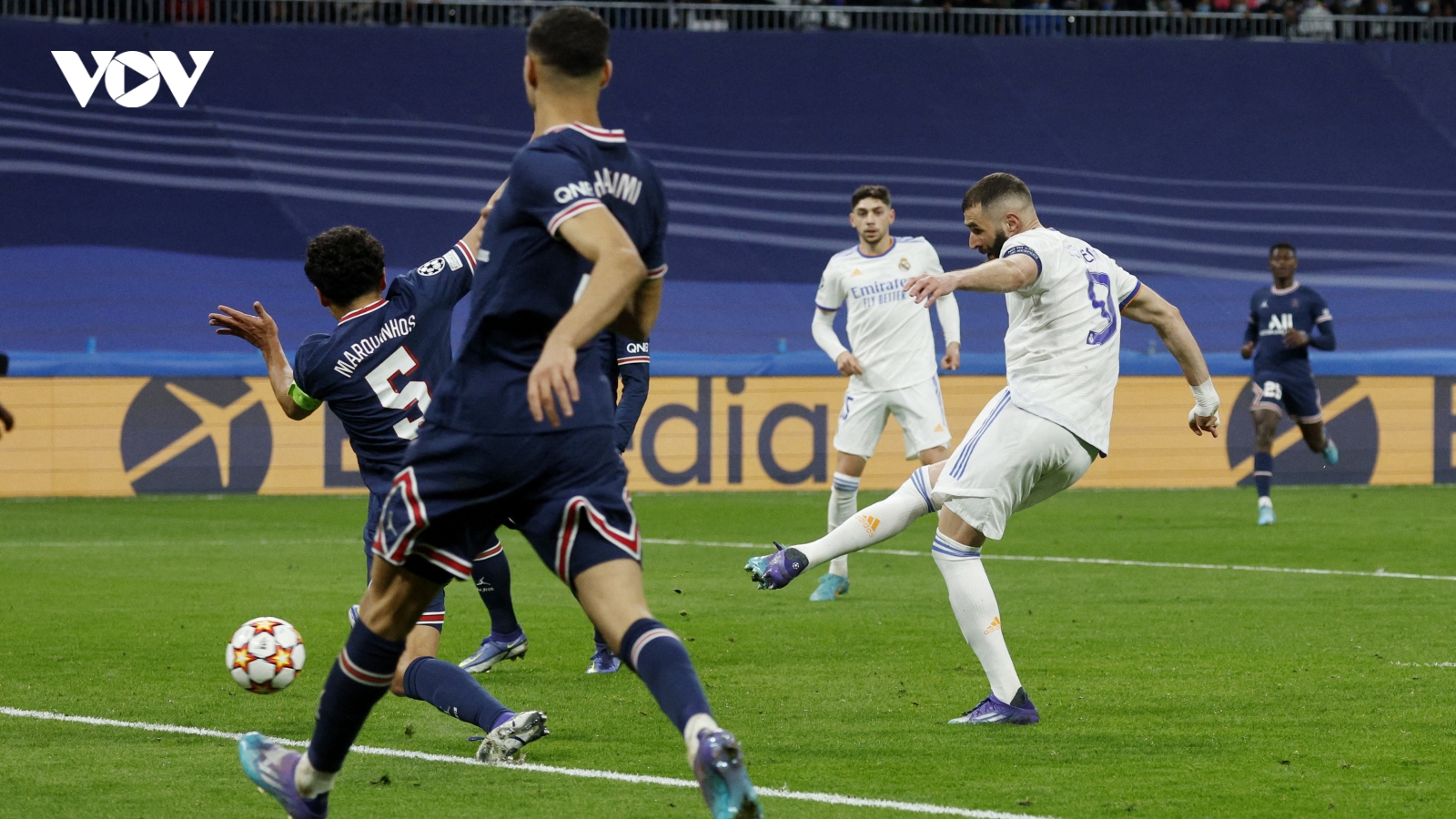 Benzema lập hat-trick, Real Madrid tiễn Messi và PSG rời Cúp C1 châu Âu