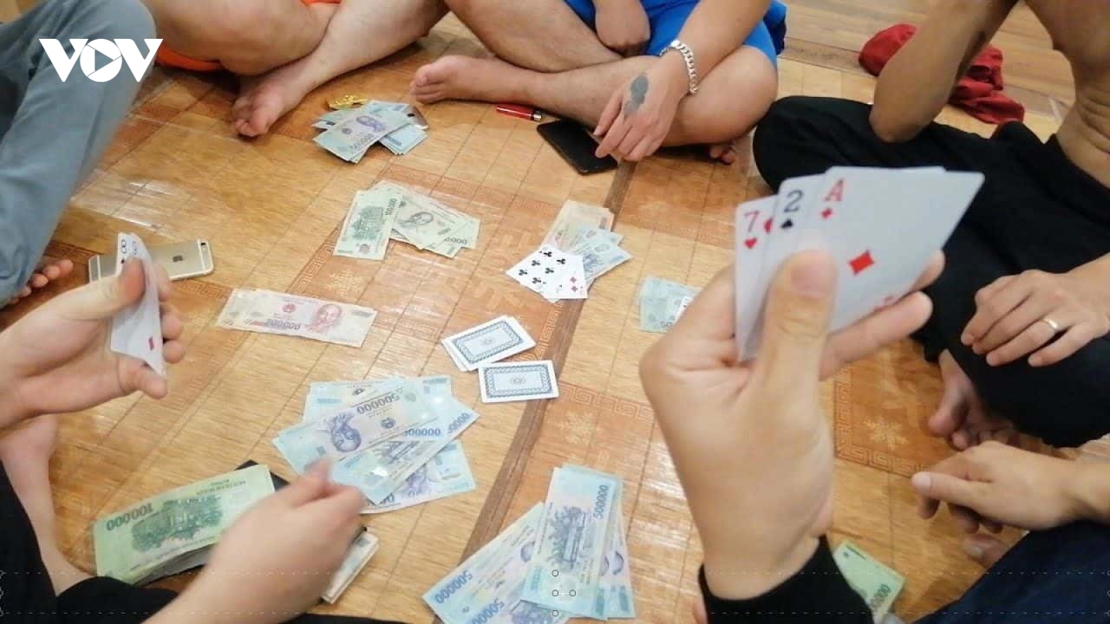 Mở sới xóc đĩa ngay bên đường thì gặp công an