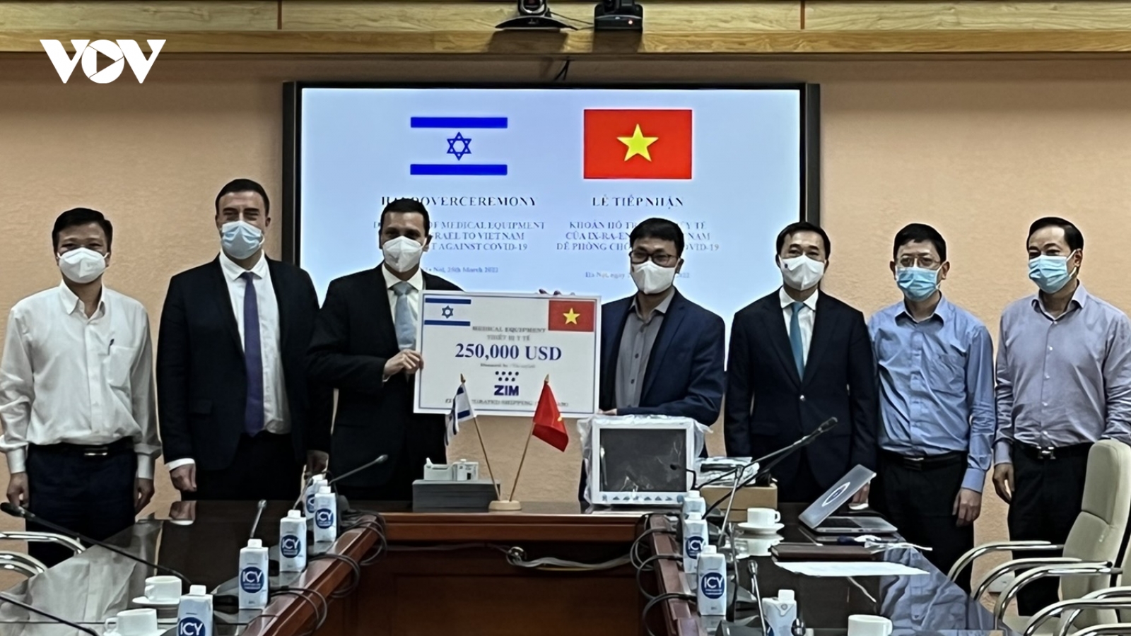 Bộ Y tế tiếp nhận máy bơm tiêm điện và thiết bị theo dõi bệnh nhân do hãng Israel tặng