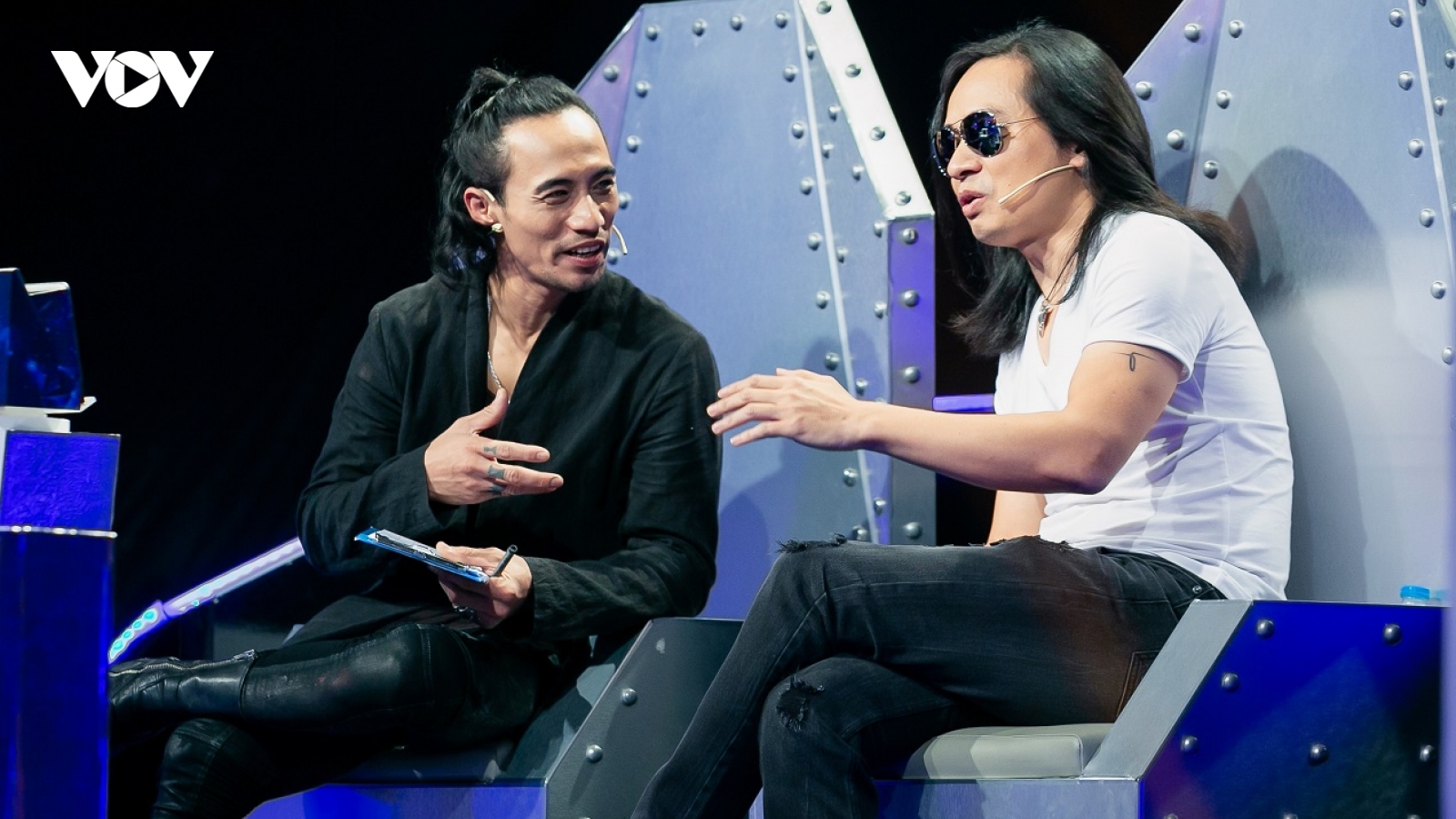 Phạm Anh Khoa nằm giữa sân khấu "Rock Việt" tâm sự với Hoàng Phi