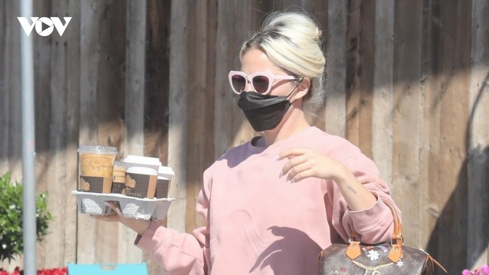 Lady Gaga lên đồ trẻ trung, vui vẻ đi uống cafe buổi sáng cùng bạn bè 