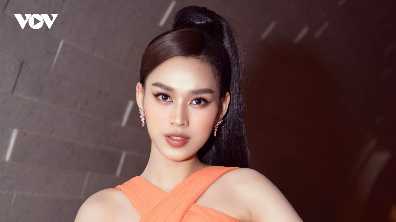 Hoa hậu Đỗ Thị Hà đẹp cuốn hút với đầm cut-out màu cam nổi bật