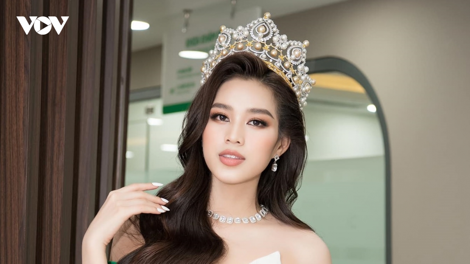Hoa hậu Đỗ Thị Hà đội vương miện, khoe vai trần quyến rũ với đầm gợi cảm
