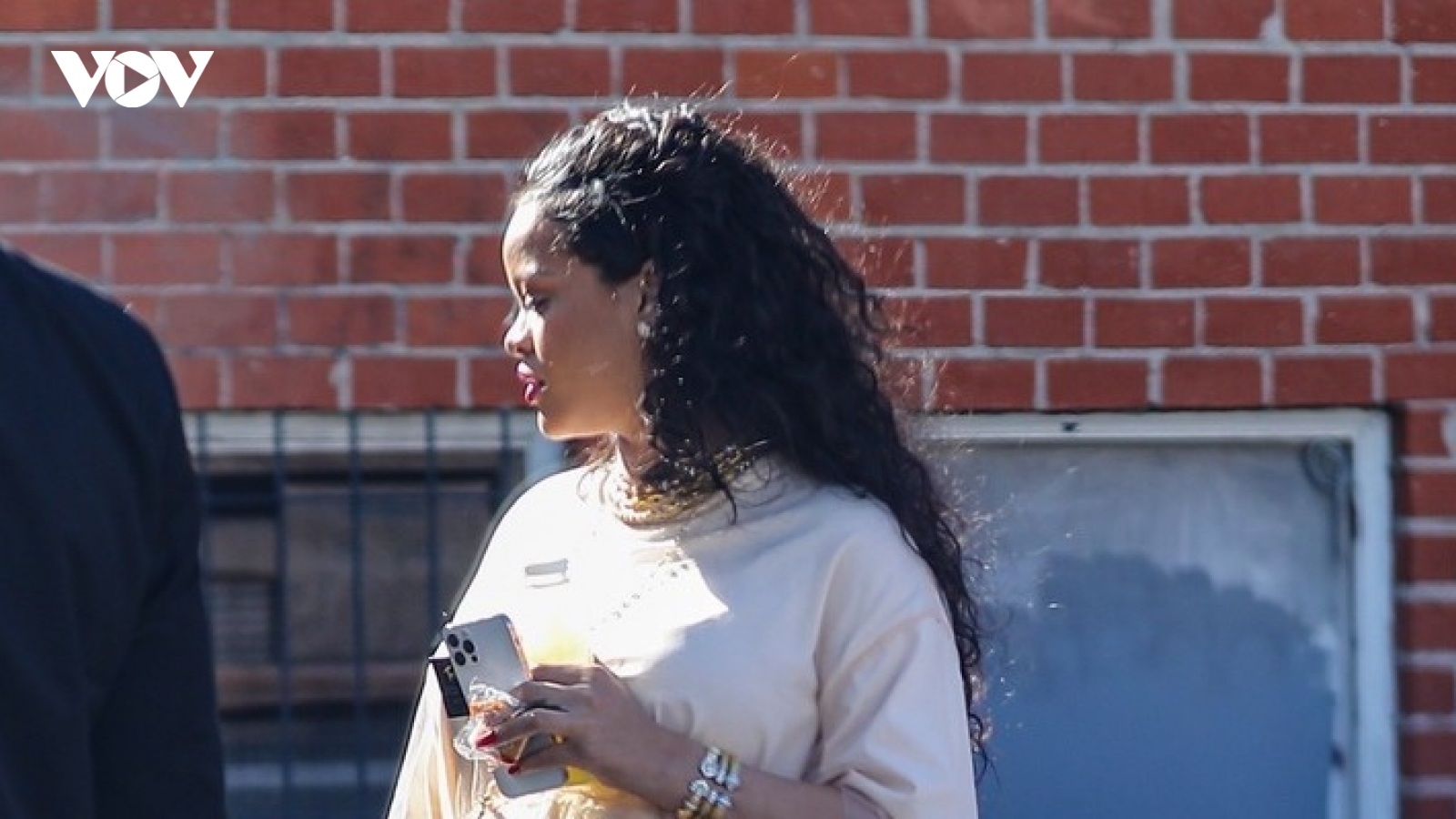 Rihanna diện đầm hồng ngọt ngào đi mua sắm cùng bạn trai trước thềm sinh nở