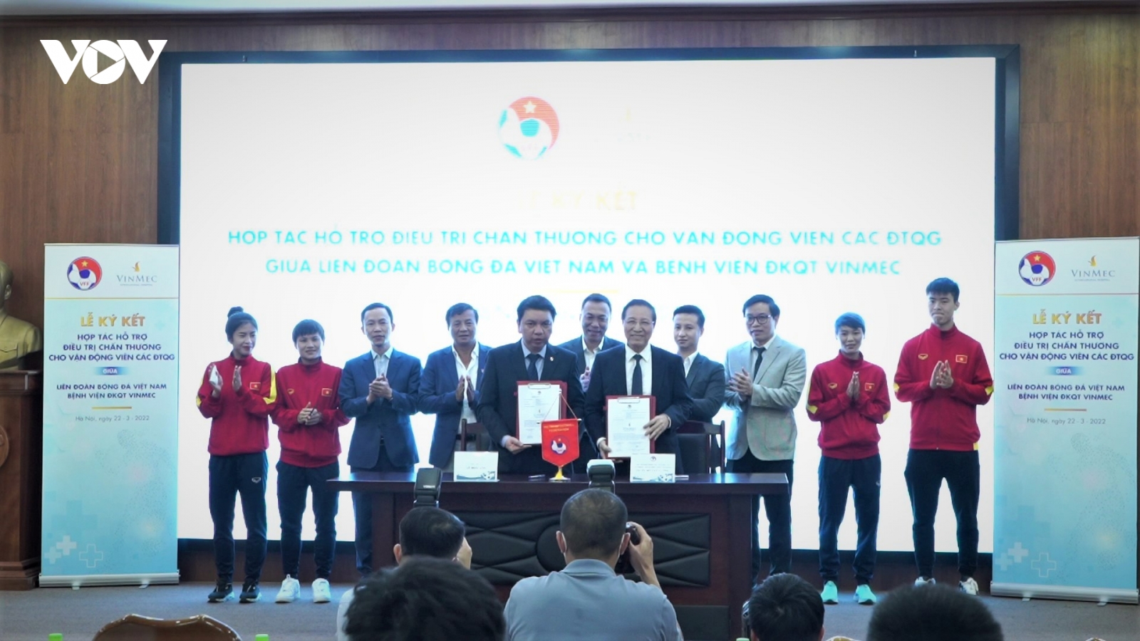Ký kết hợp tác hỗ trợ điều trị chấn thương cho đội tuyển quốc gia giữa VFF và Vinmec
