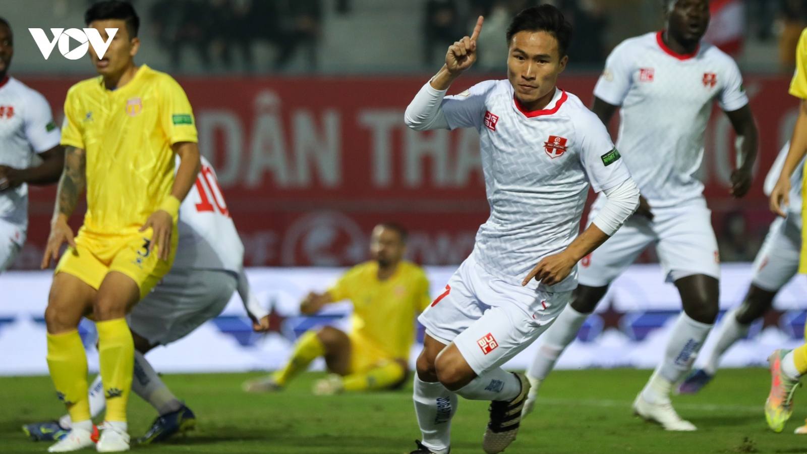 Thắng nghẹt thở Nam Định, Hải Phòng vượt lên dẫn đầu V-League 2022
