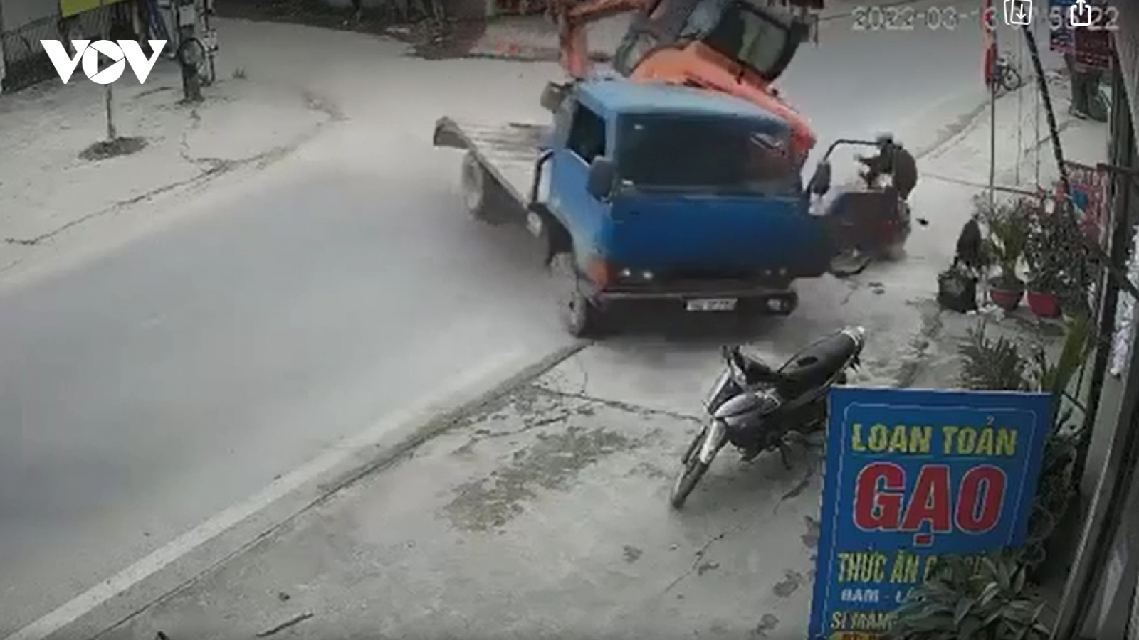 Tai nạn kinh hoàng máy múc trên xe tải lật xuống đè chết người
