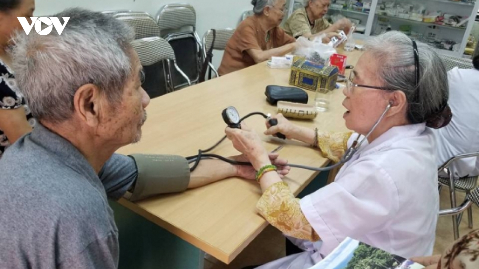 Phòng khám miễn phí của các bác sỹ cao tuổi