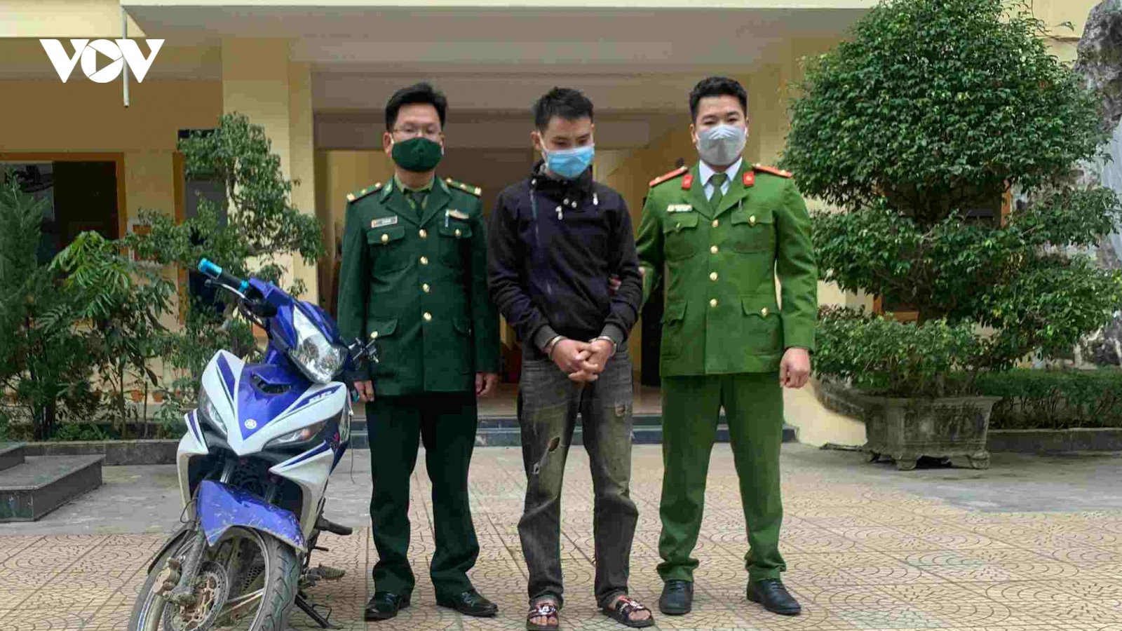 Bắt khẩn cấp đối tượng chuyên cướp điện thoại của học sinh