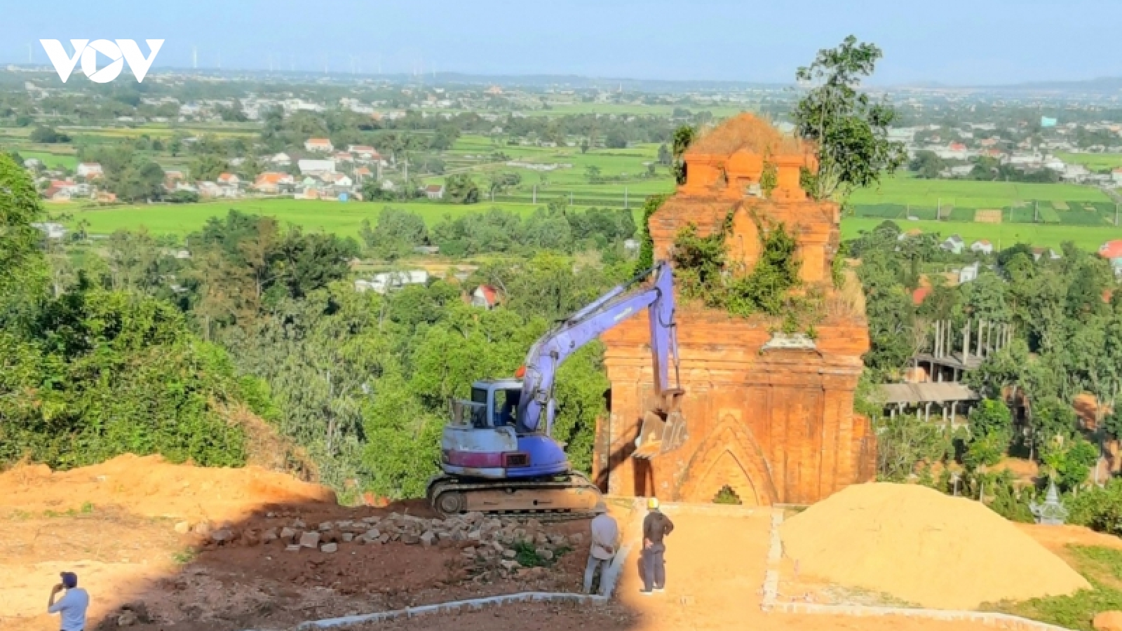 Bình Định thu hồi văn bản truy tìm cán bộ bảo tàng cung cấp hình ảnh tu bổ tháp Bánh Ít
