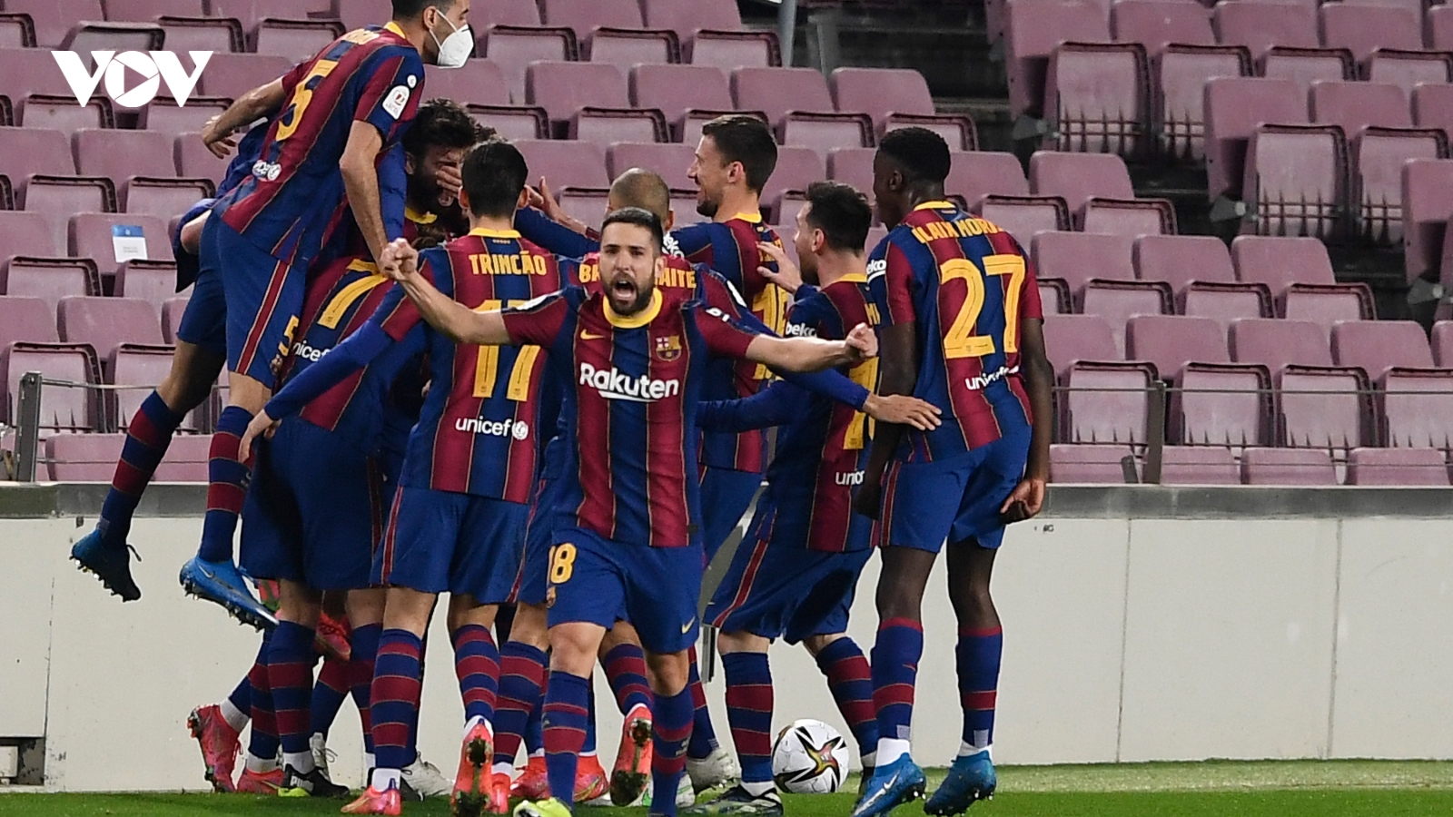 Ngày này năm xưa: Messi và Barca "lội ngược dòng" không tưởng