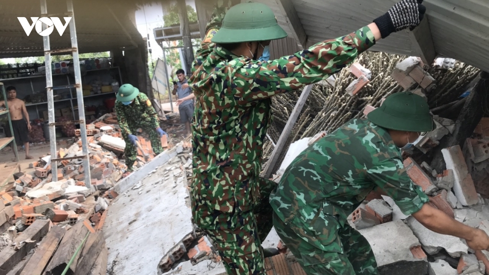 Đắk Lắk hỗ trợ người dân biên giới khắc phục hậu quả trận mưa lớn kèm lốc xoáy