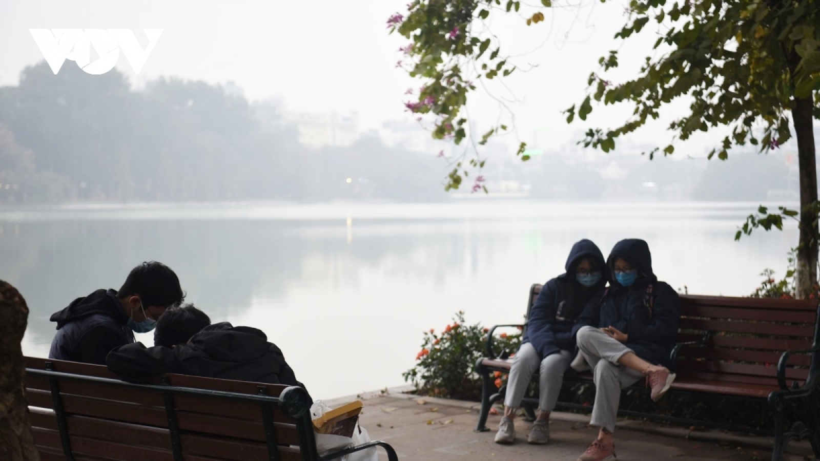 Hà Nội ghi nhận hơn 23.000 ca COVID-19 mới trong ngày đầu mở lại phố đi bộ