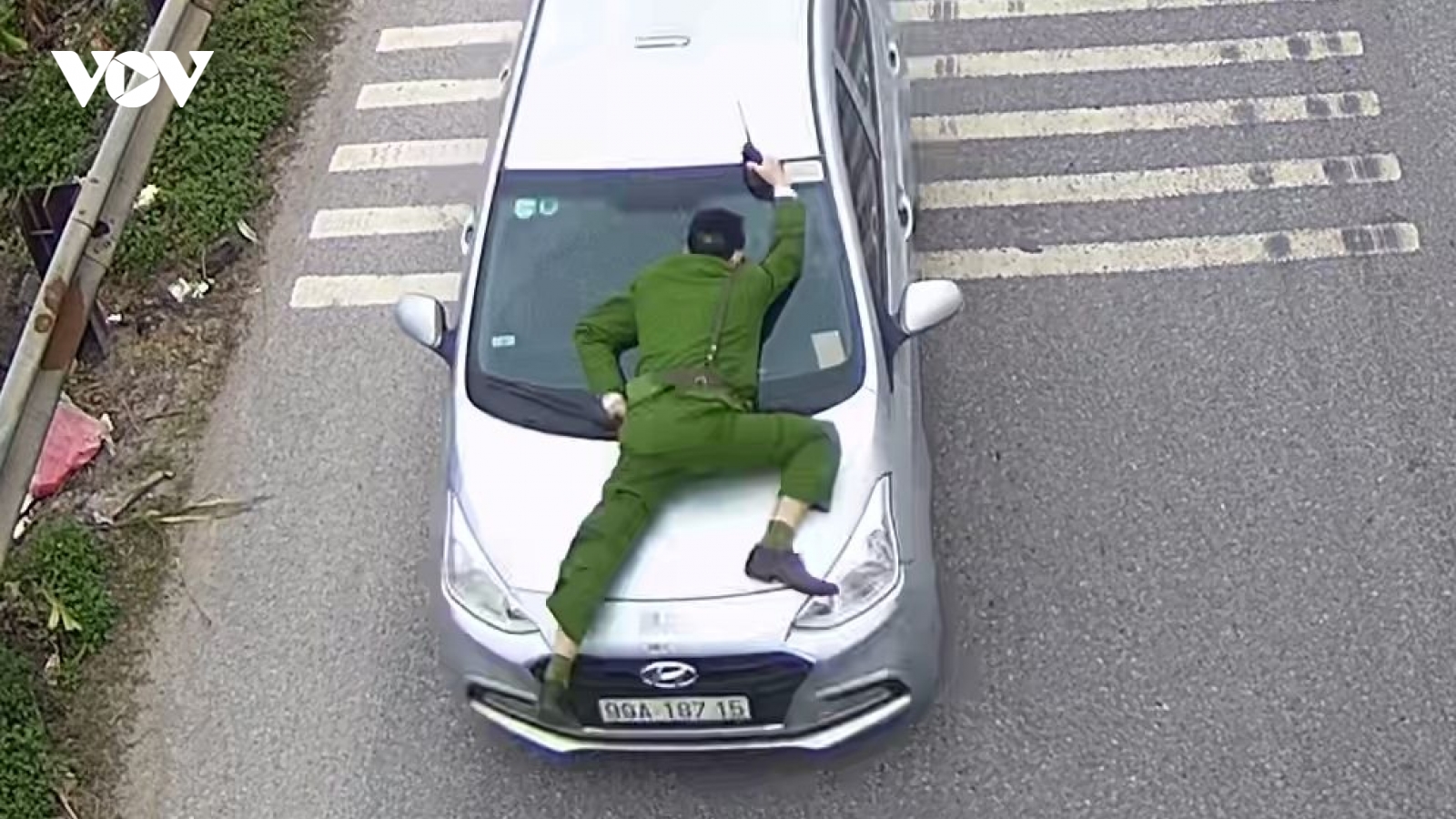 Khởi tố lái xe hất cảnh sát lên nắp capo rồi bỏ chạy 3km