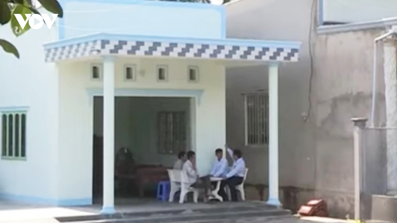 Nghi phạm tát vợ ngã tử vong được về nhà lo ma chay vợ