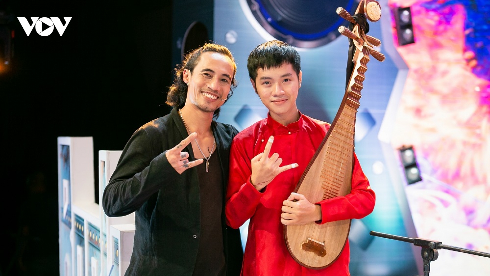 Quán quân "Sing my song" Cao Bá Hưng bất ngờ xuất hiện tại Rock Việt với... đàn tỳ bà