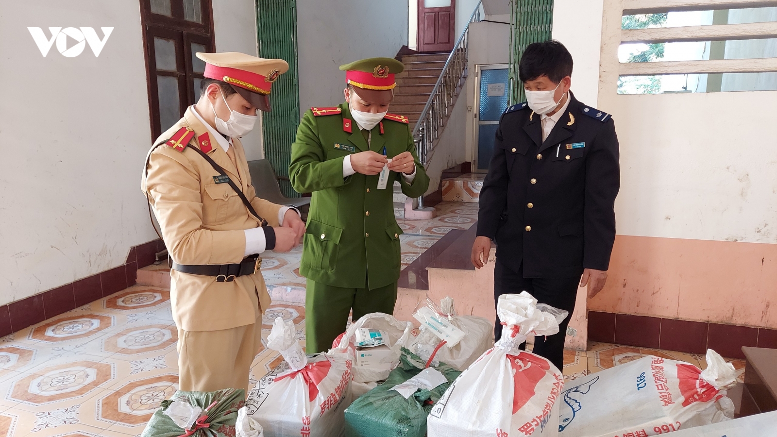 Cao Bằng thu giữ gần 11.000 bộ test nhanh COVID-19