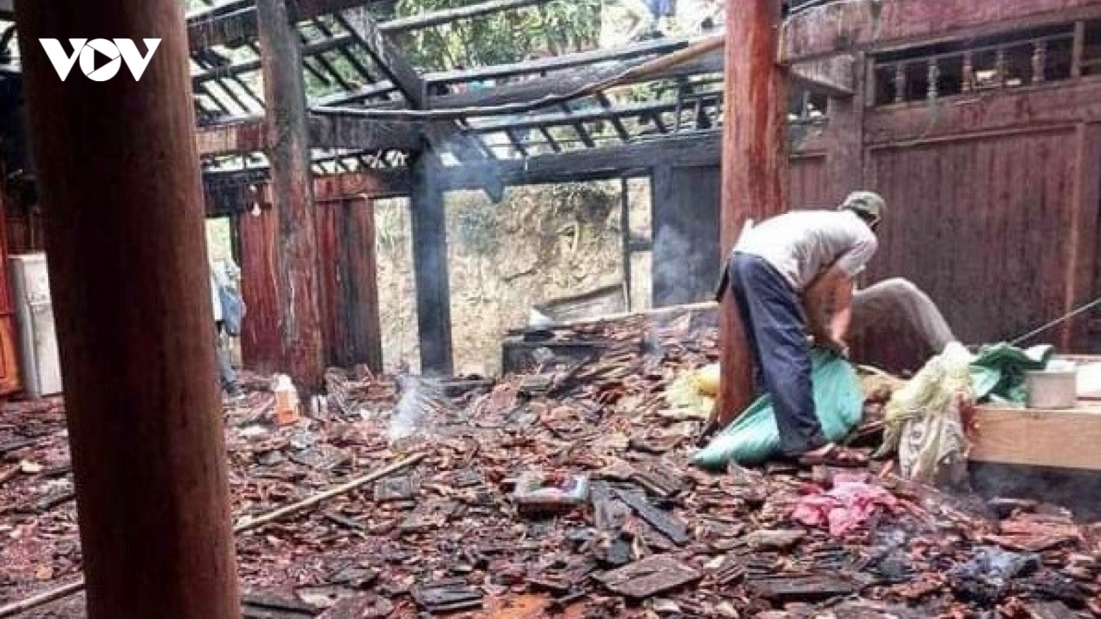 Chập điện làm cháy ngôi nhà sàn 3 gian ở Sơn La