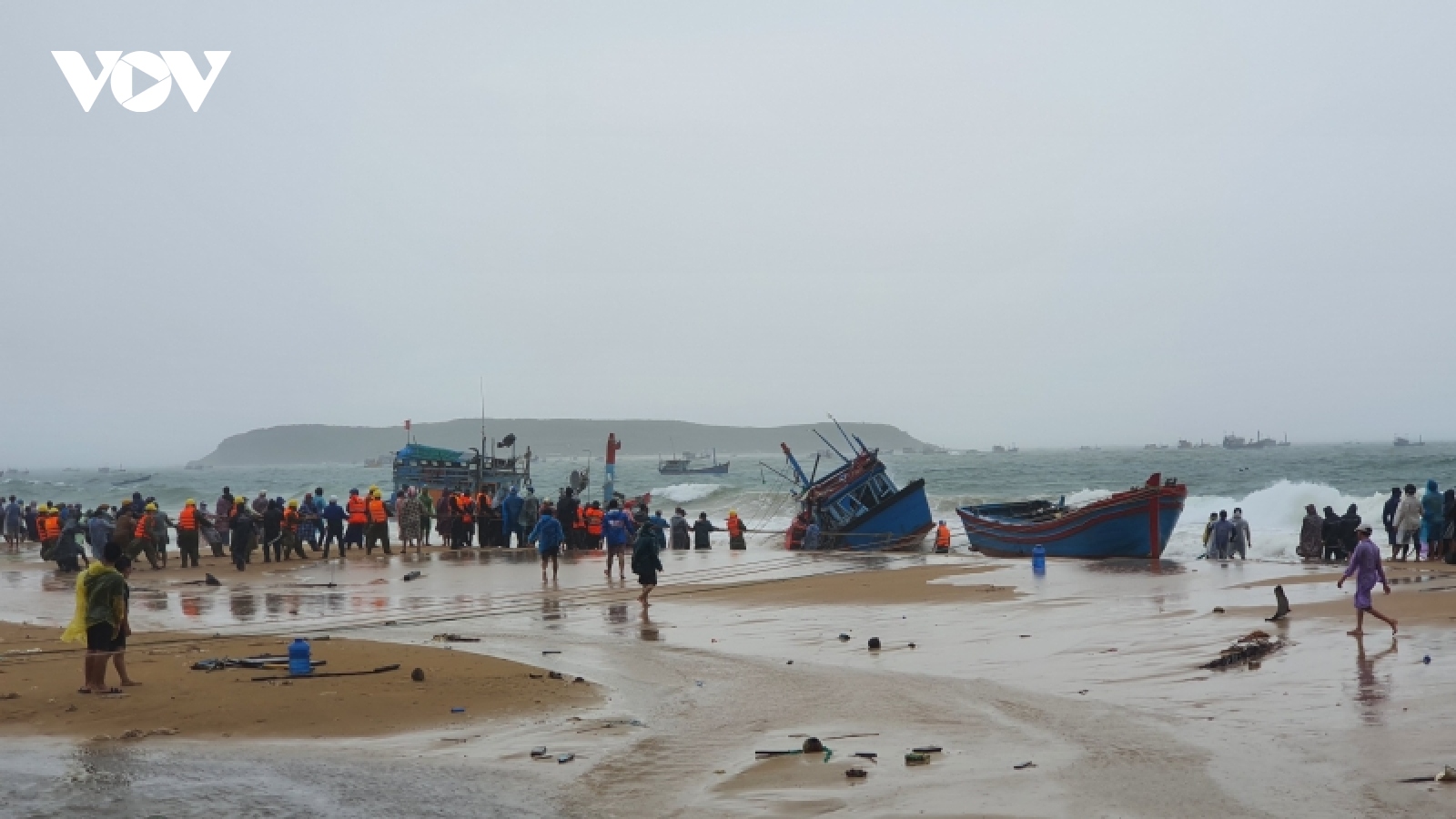 Mưa to, sóng lớn bất ngờ ở Phú Yên làm chìm 30 tàu, thuyền