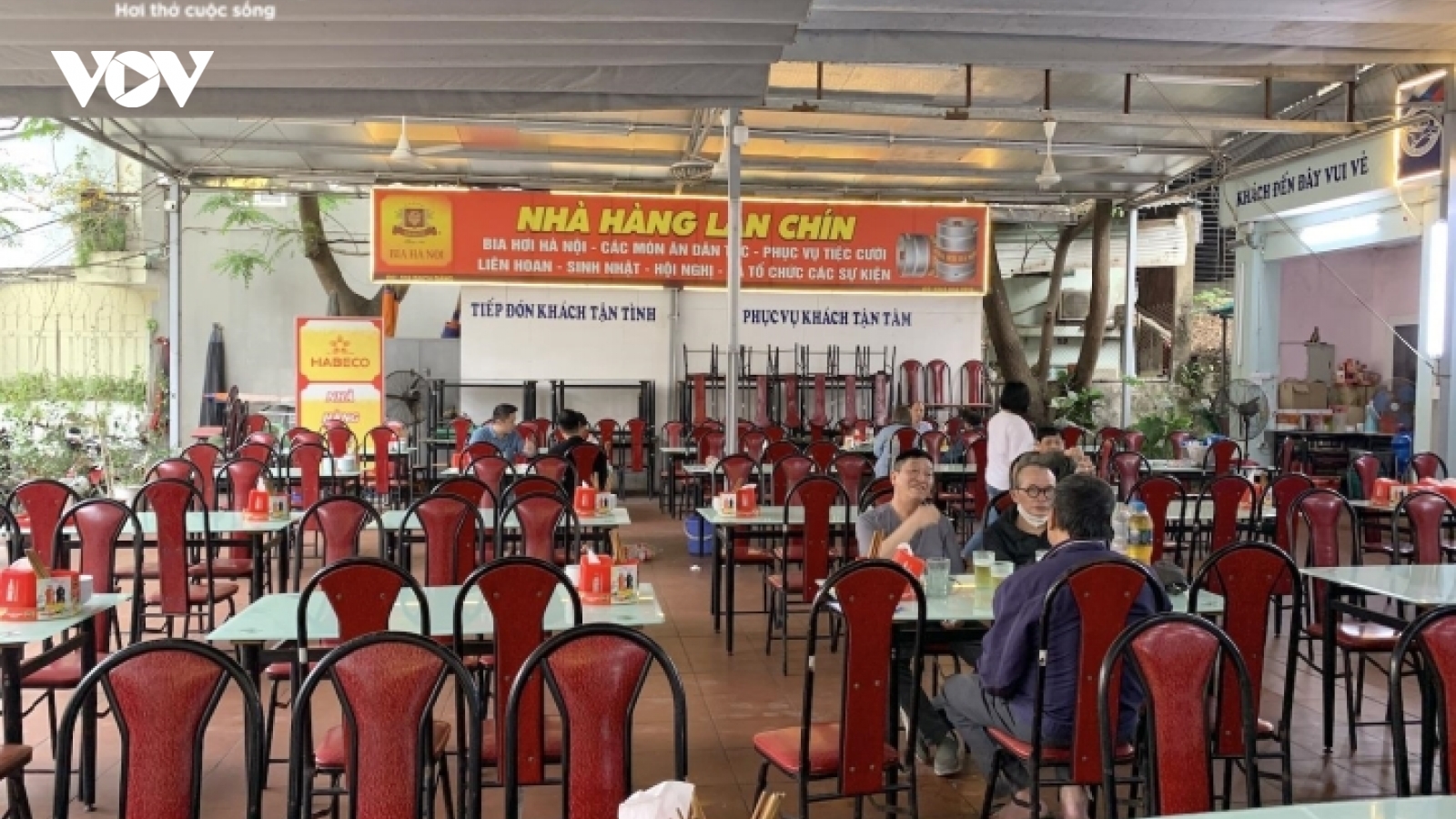 Vì sao các quán bia hơi Hà Nội đua nhau đóng cửa?