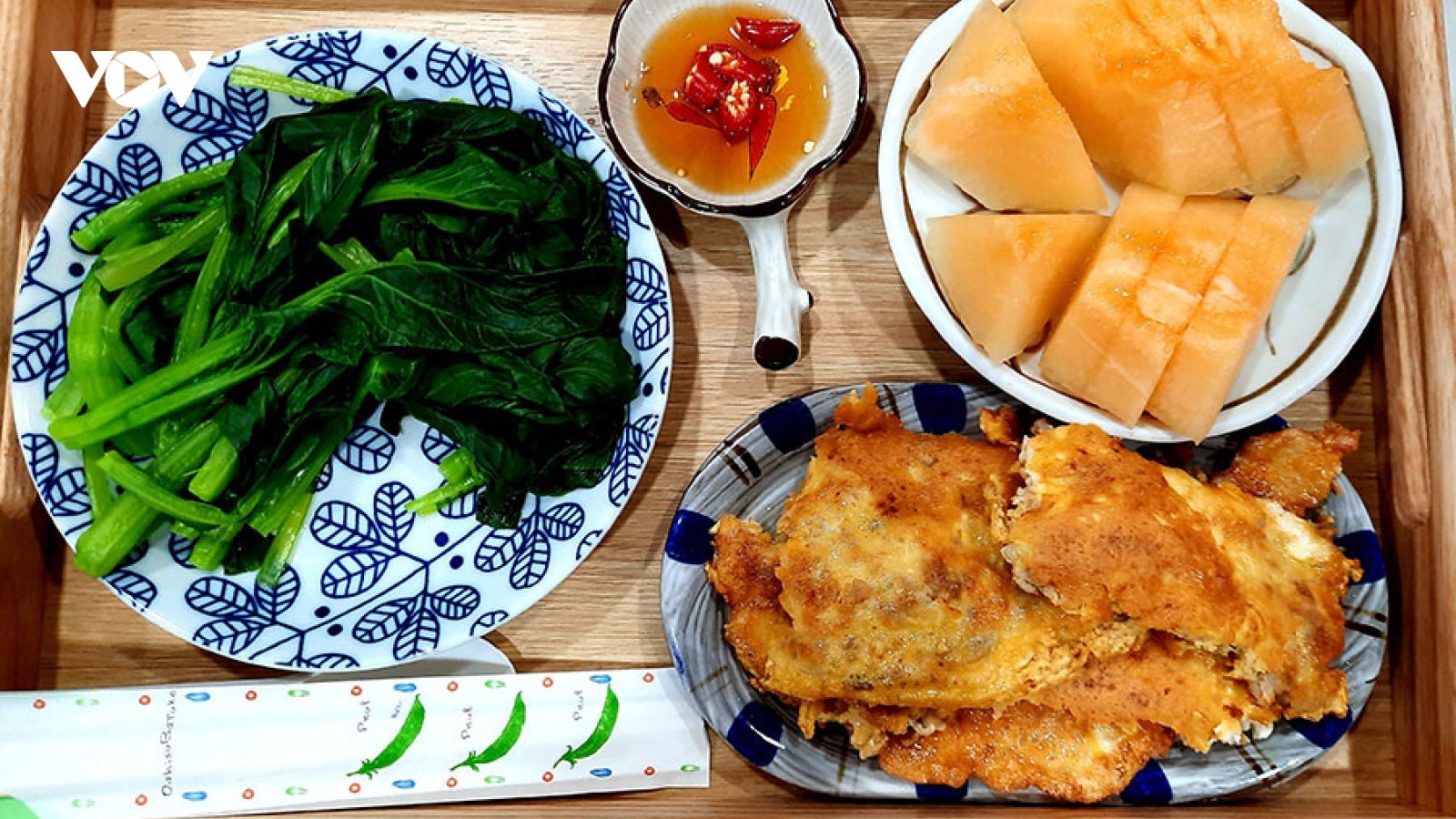 Dở khóc dở cười F0 khoẻ mạnh nằm xem phim, F1 phục vụ bở hơi tai