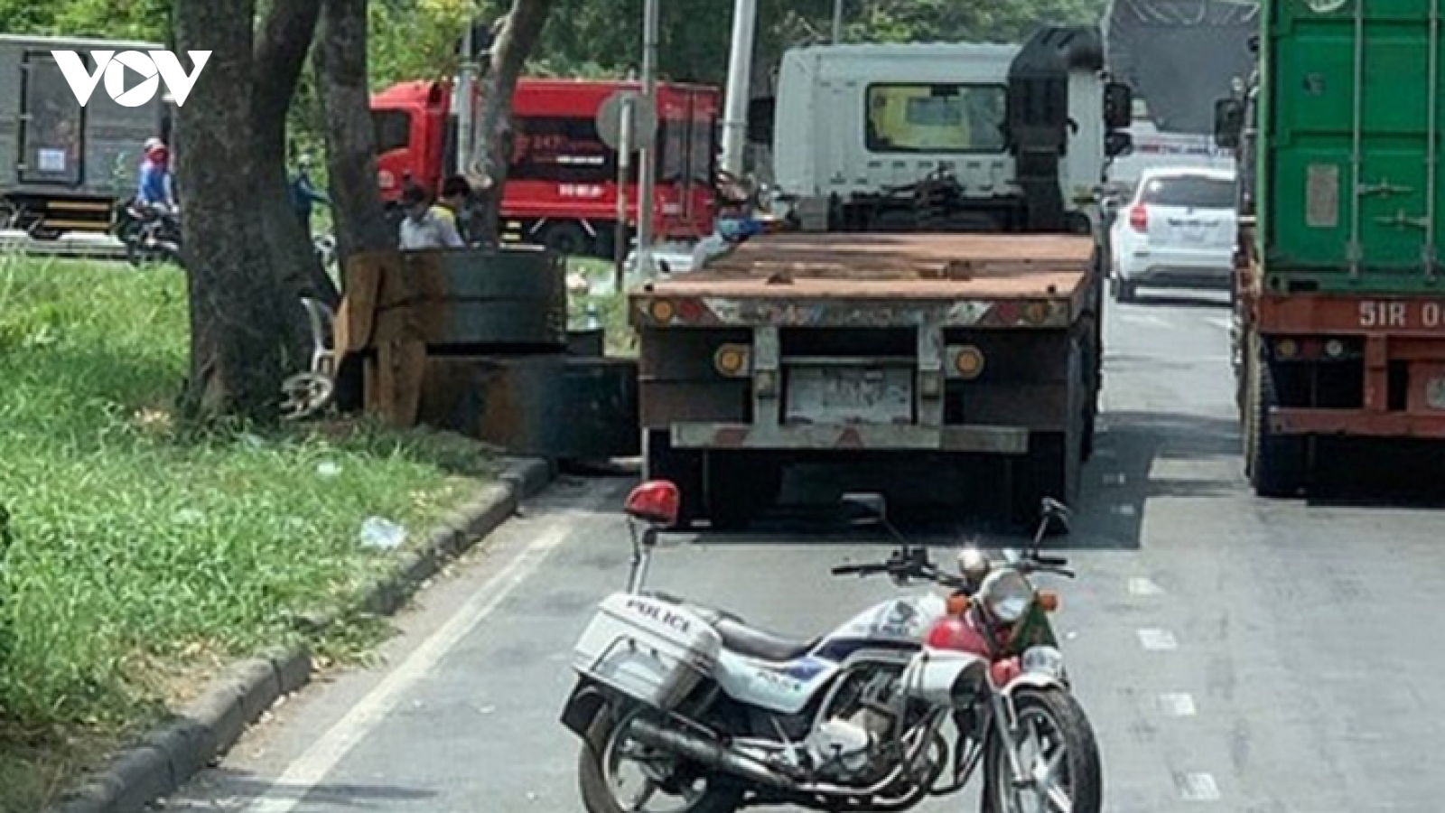 Cuộn thép trên xe đầu kéo rơi xuống đường, đụng trúng người bán vé số