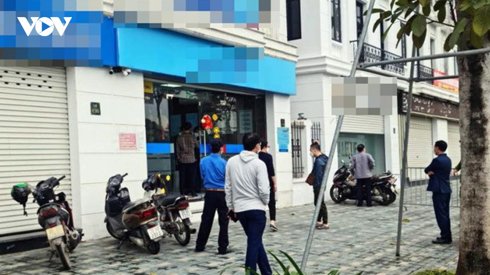 Hà Nội: Cướp hàng trăm triệu đồng tại ngân hàng bằng súng giả 