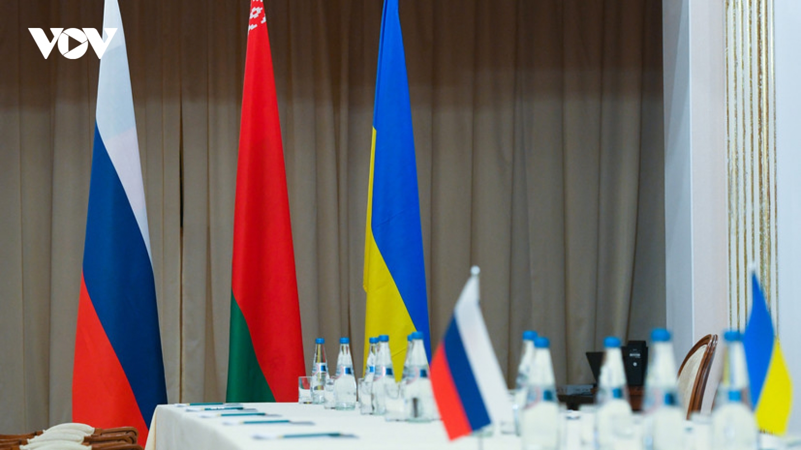 Đoàn Nga-Ukraine bắt tay nhau trước khi đàm phán vòng 2