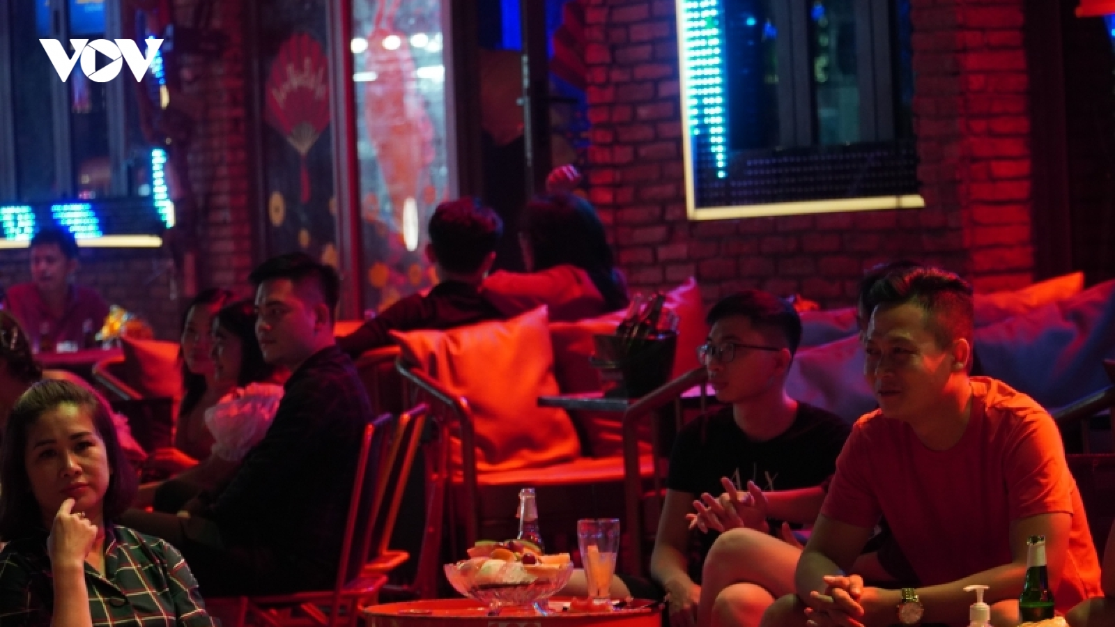 "Phố Tây" Bùi Viện vắng khách, nhiều cửa hàng trả mặt bằng