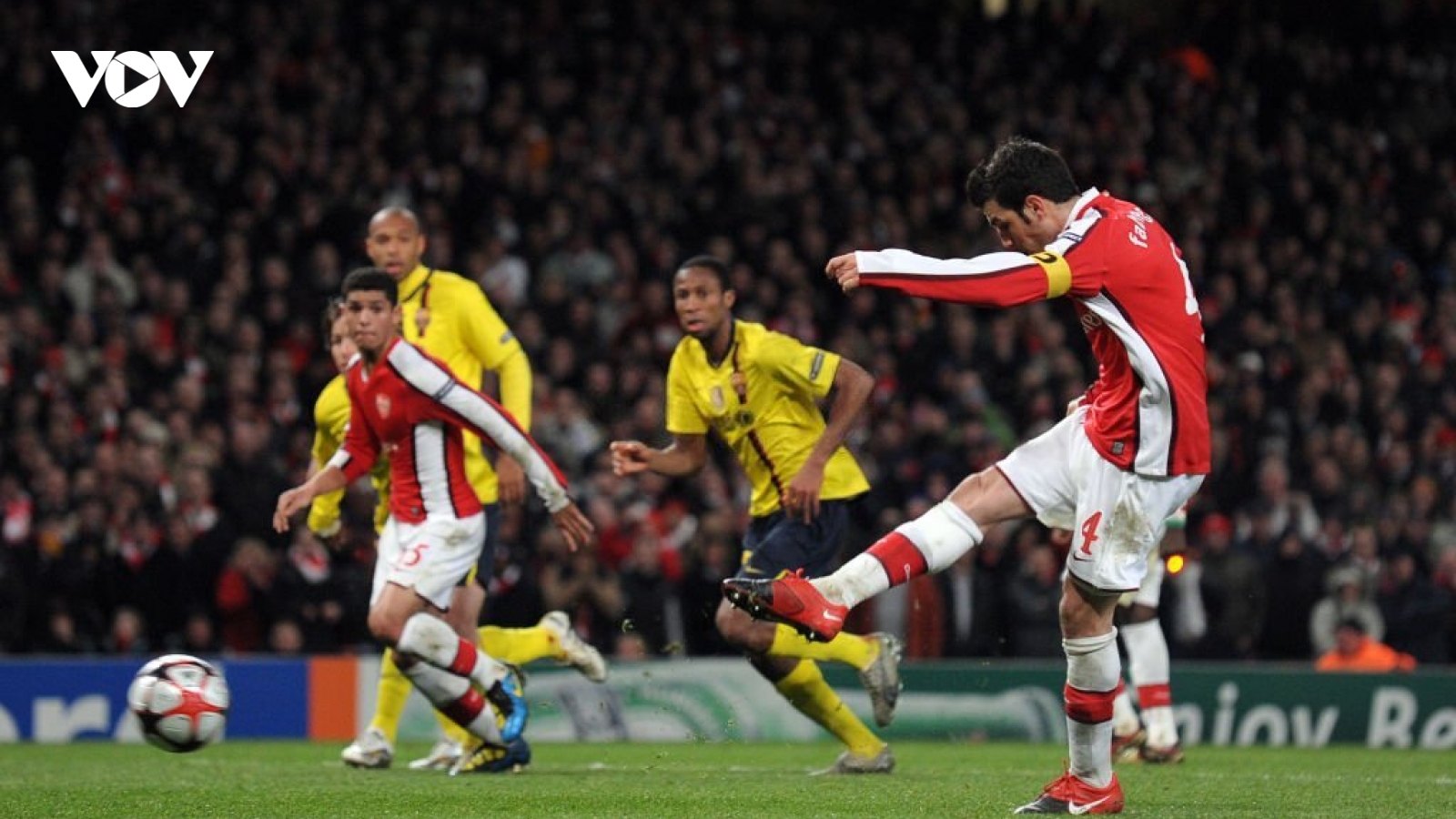 Ngày này năm xưa: Sao Arsenal gãy chân vẫn ghi bàn