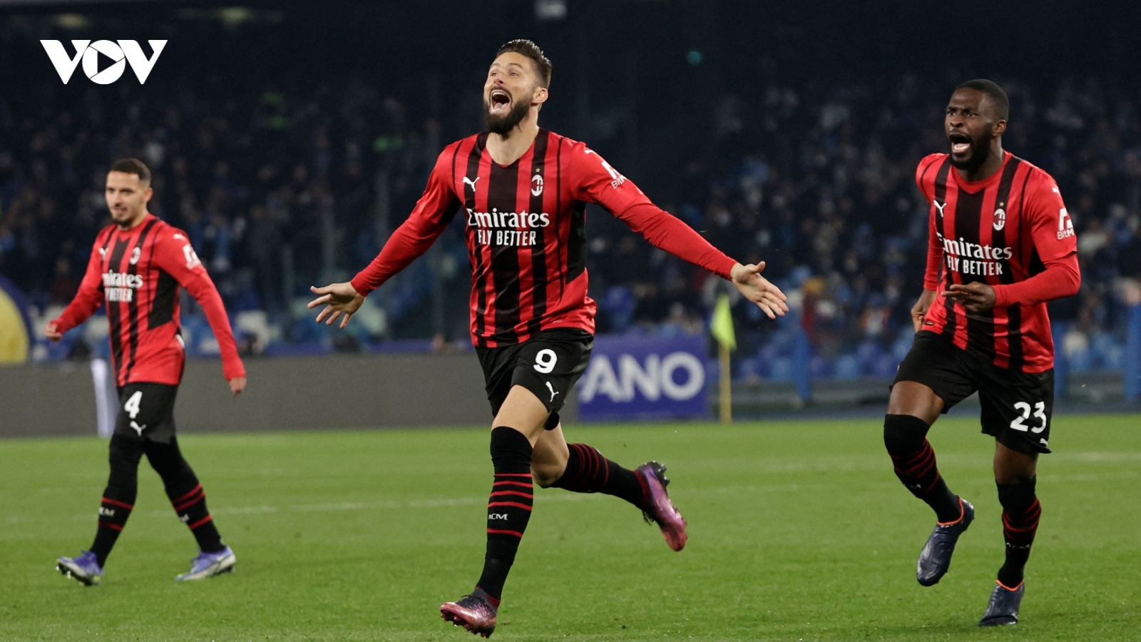 Đánh bại Napoli, AC Milan trở lại ngôi đầu Serie A 