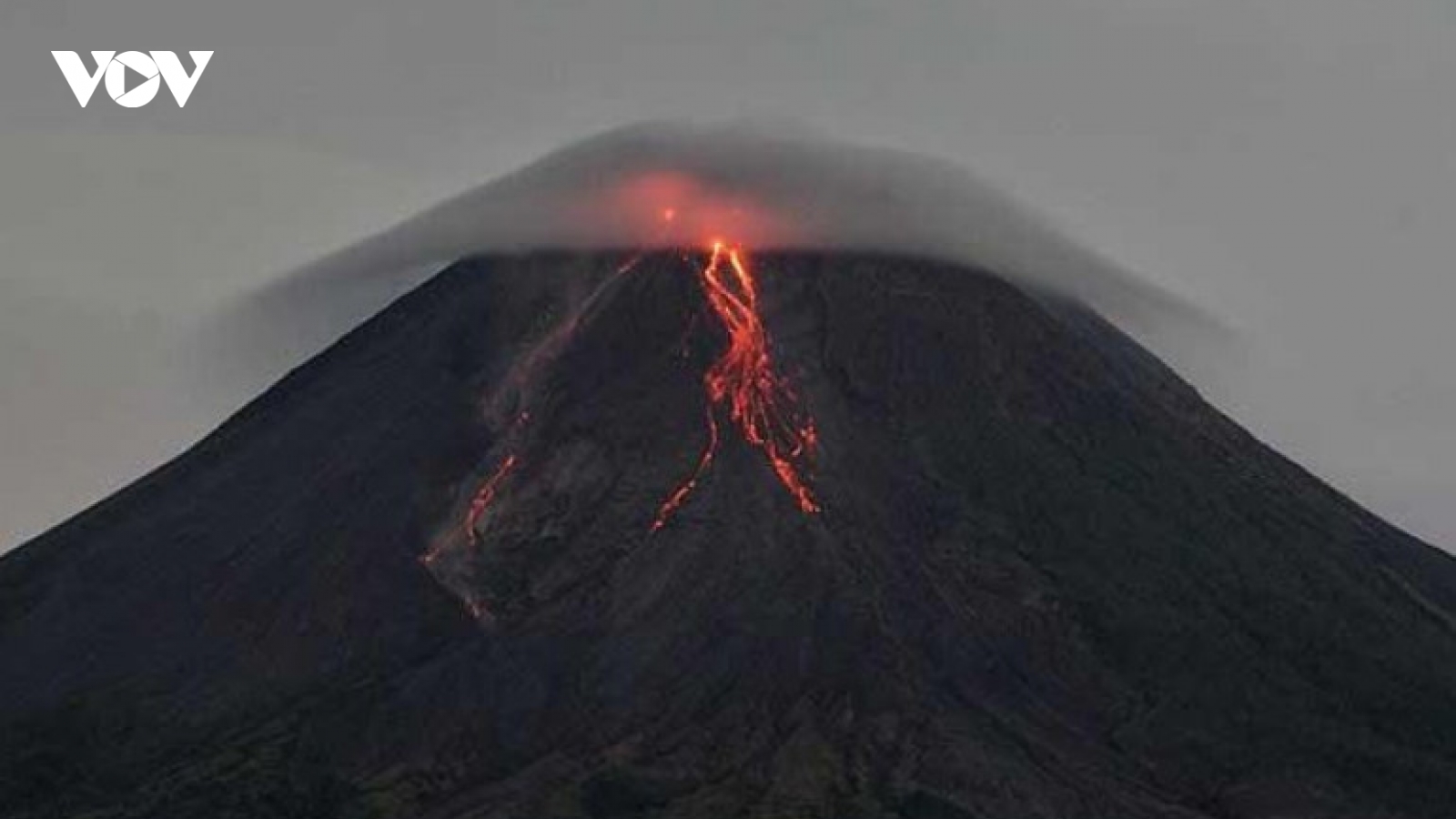 Núi lửa Merapi ở Indonesia phun trào mây nóng xa 5 km khiến người dân phải sơ tán