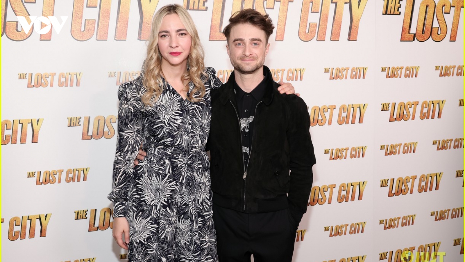 "Harry Potter" Daniel Radcliffe sánh đôi tình tứ bên bạn gái hơn tuổi tại sự kiện