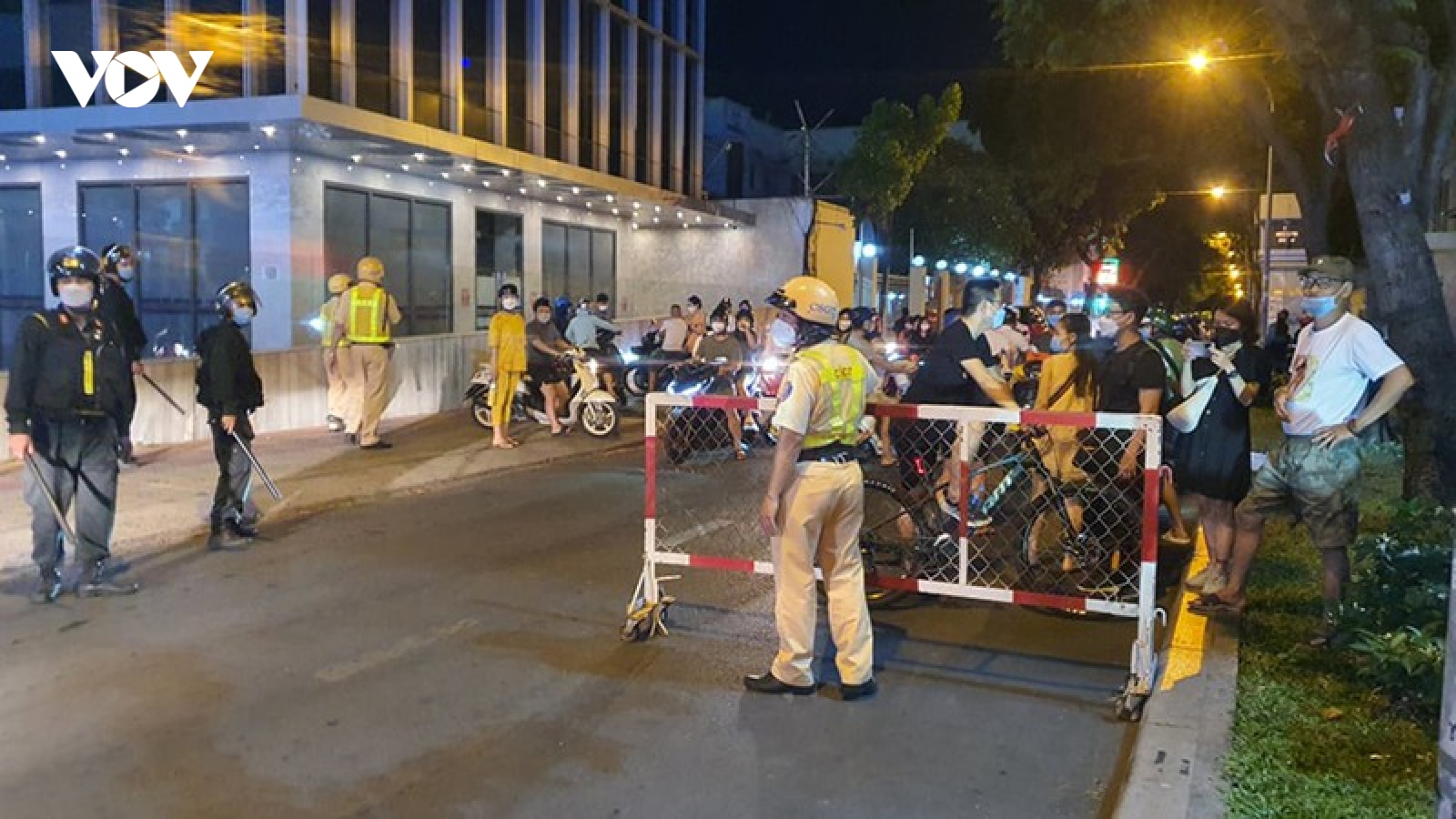 Hình ảnh công an phong toả khu vực nhà Nguyễn Phương Hằng để khám xét
