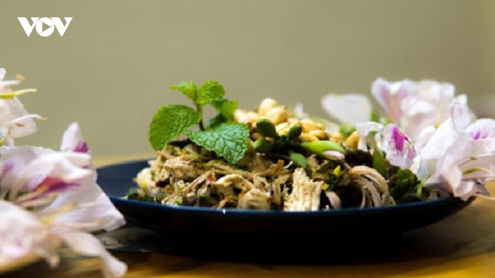 Hoa rừng Tây Bắc xuống phố Hà Nội, khách xếp hàng mua về… ăn