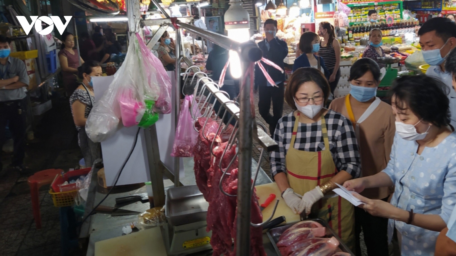 Giá xăng tăng cao làm xáo trộn đời sống của người dân