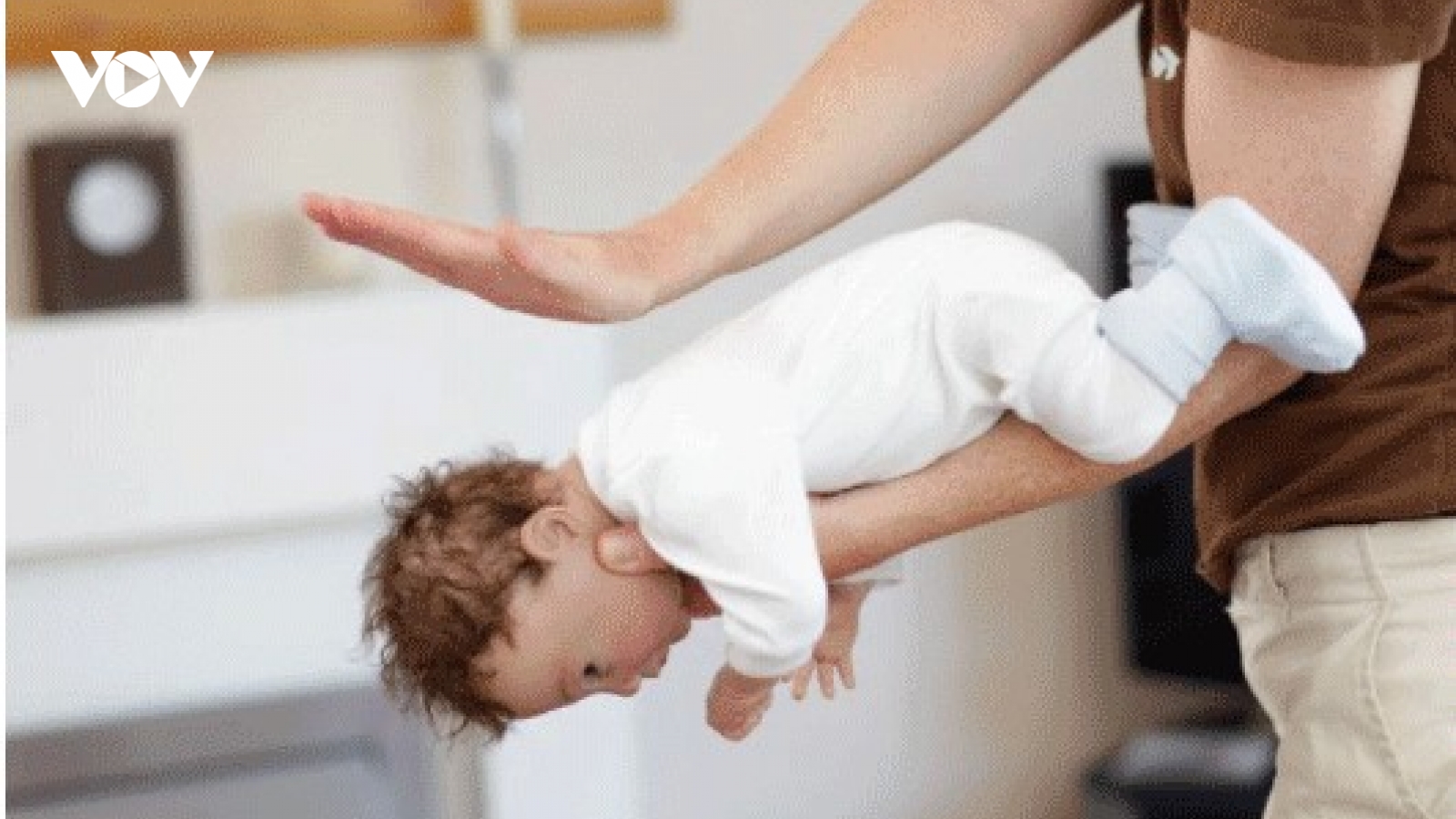 Làm gì khi trẻ bị hóc dị vật?