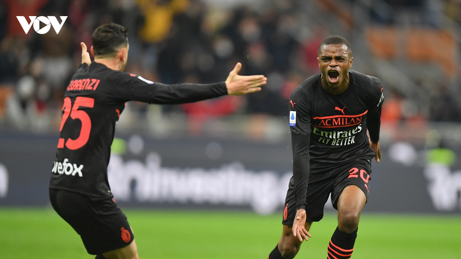 Juventus và AC Milan cùng thắng, Serie A "căng như dây đàn"