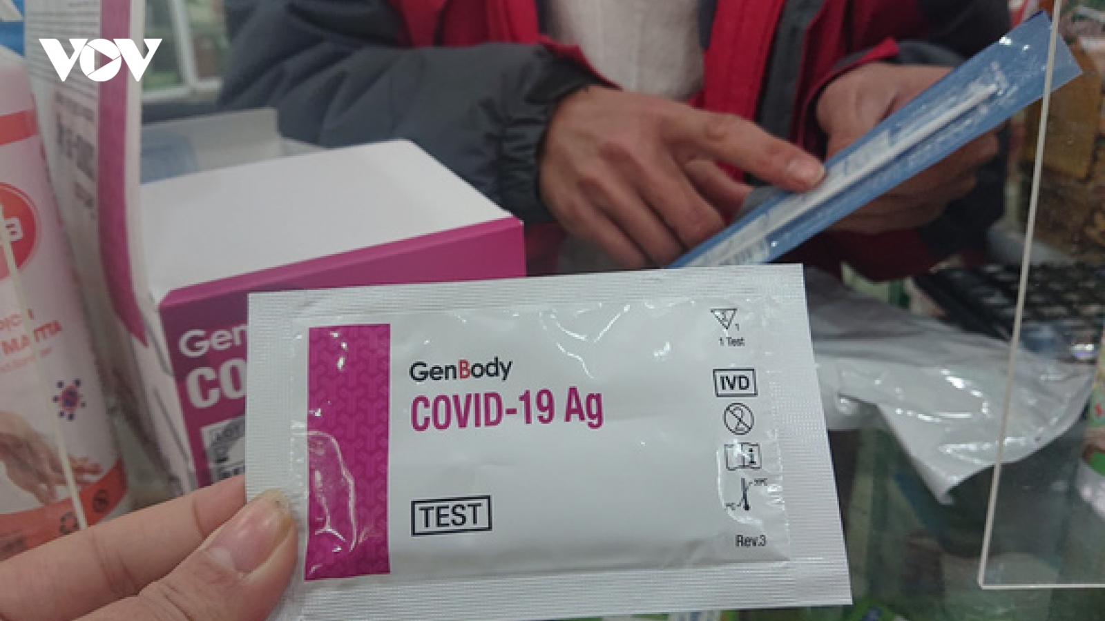 Giá kit xét nghiệm Covid-19 giảm mạnh, chợ mạng xả hàng