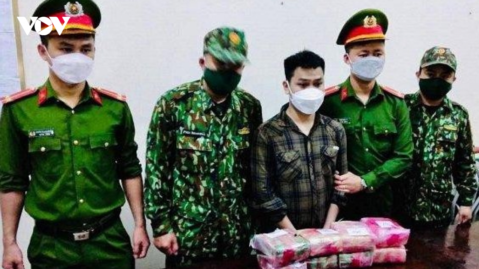 Bắt quả tang nam thanh niên đang vận chuyển gần 8 kg ma túy