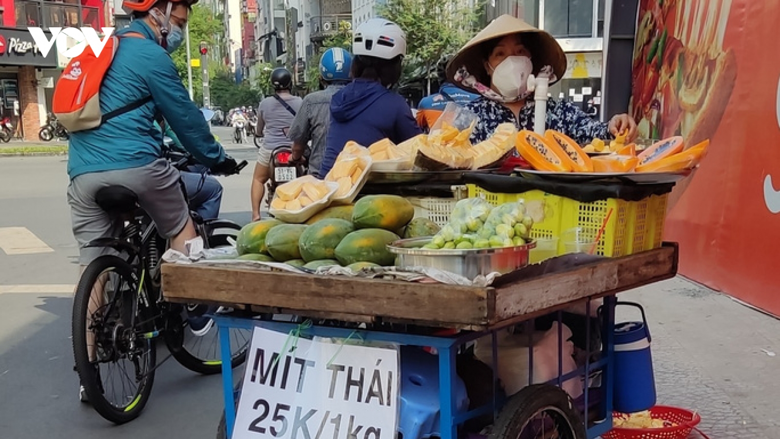 Mít ruột đỏ 'tràn' xuống lề đường, cẩn trọng bị lừa