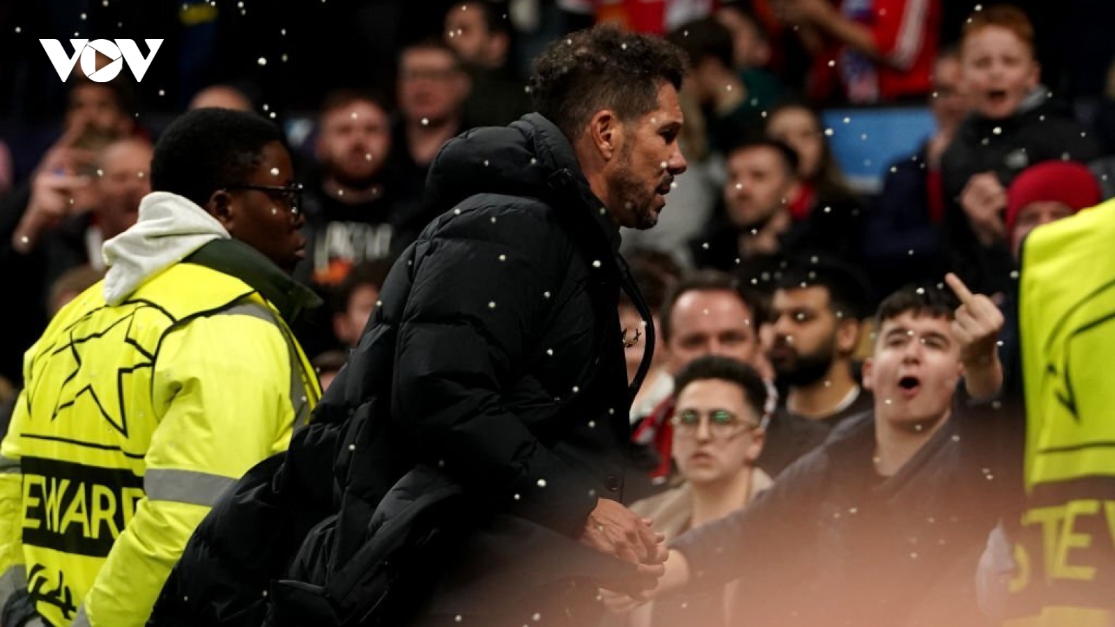 MU thua Atletico Madrid, cổ động viên Quỷ đỏ “trút giận” lên HLV Simeone