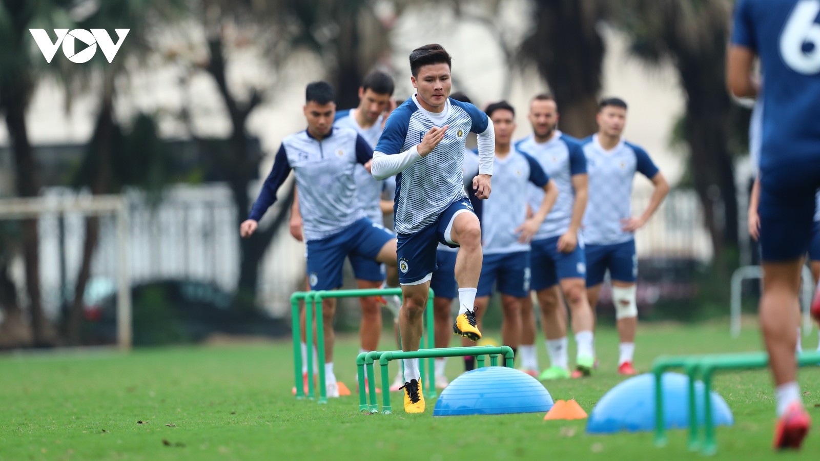 Quang Hải trở lại tập luyện cùng Hà Nội FC, Văn Quyết nói điều bất ngờ