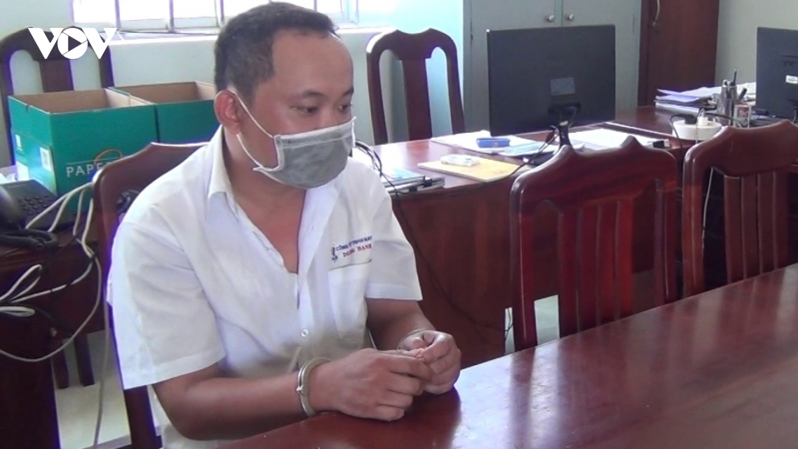 Khởi tố kẻ dùng súng nhựa dọa nhân viên để cướp tiền ngân hàng