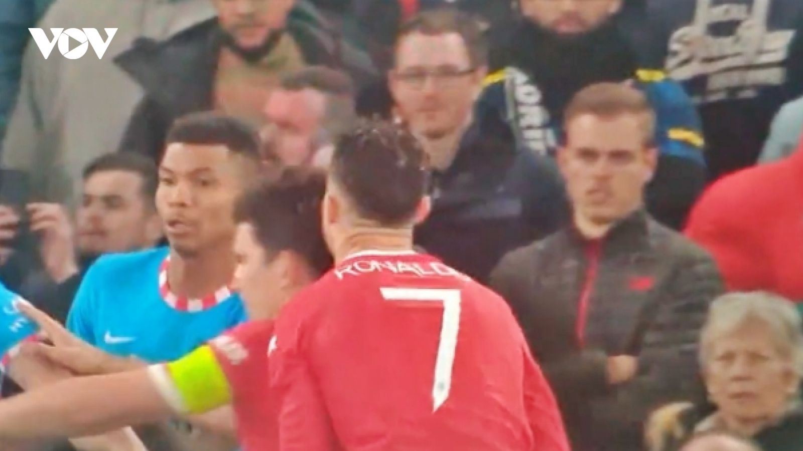 Harry Maguire khiến Ronaldo suýt gãy răng