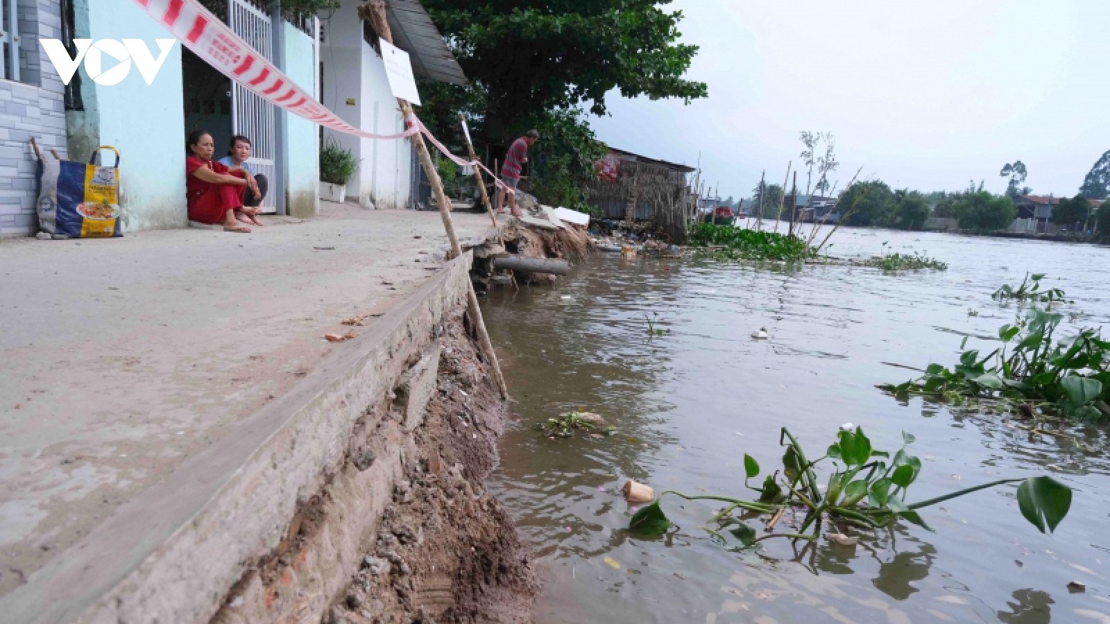 Sạt lở sông Ô Môn ở Cần Thơ, 4 căn nhà bị nhấn chìm