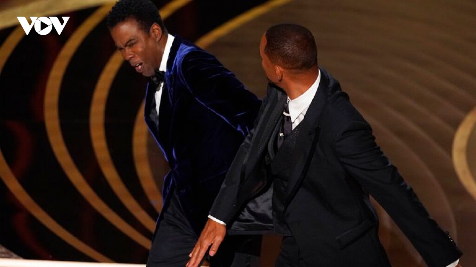 Will Smith xin lỗi sau khi đánh người trên sân khấu Oscar 2022