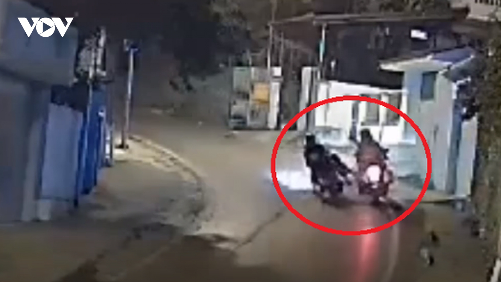 Nhóm nam sinh 'kẹp 3' lạng lách, đánh võng, đạp luôn xe cảnh sát giao thông