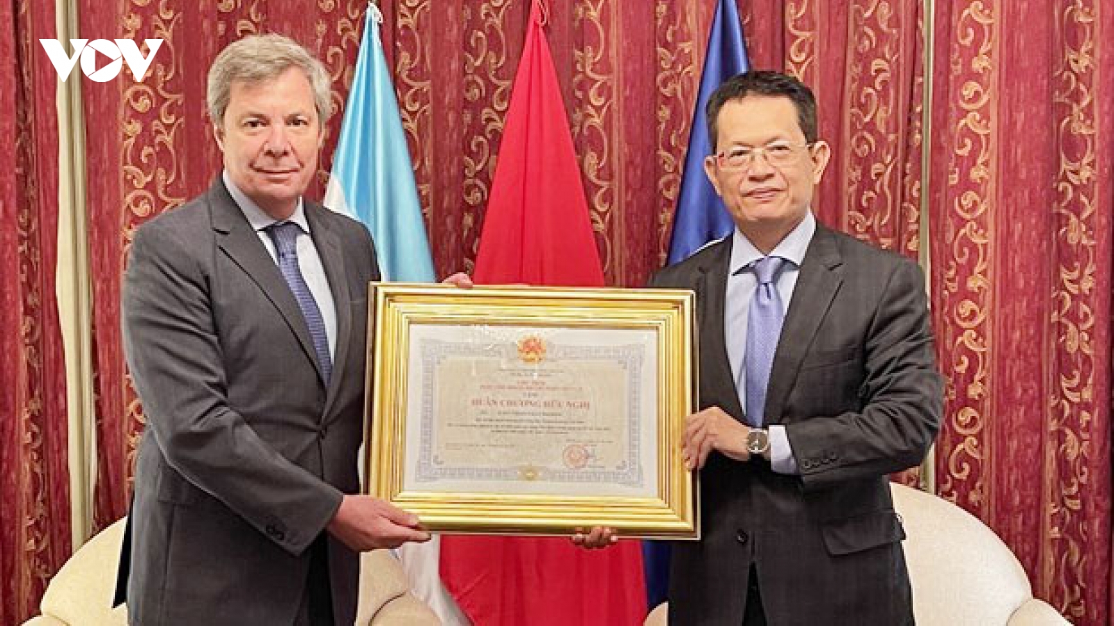 Tặng Huân chương Hữu nghị cho nguyên Đại sứ Argentina tại Việt Nam